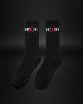 Calcetines deportivos Saint Krew de caña alta en color negro con bordado rojo y blanco y tejido de algodón acanalado