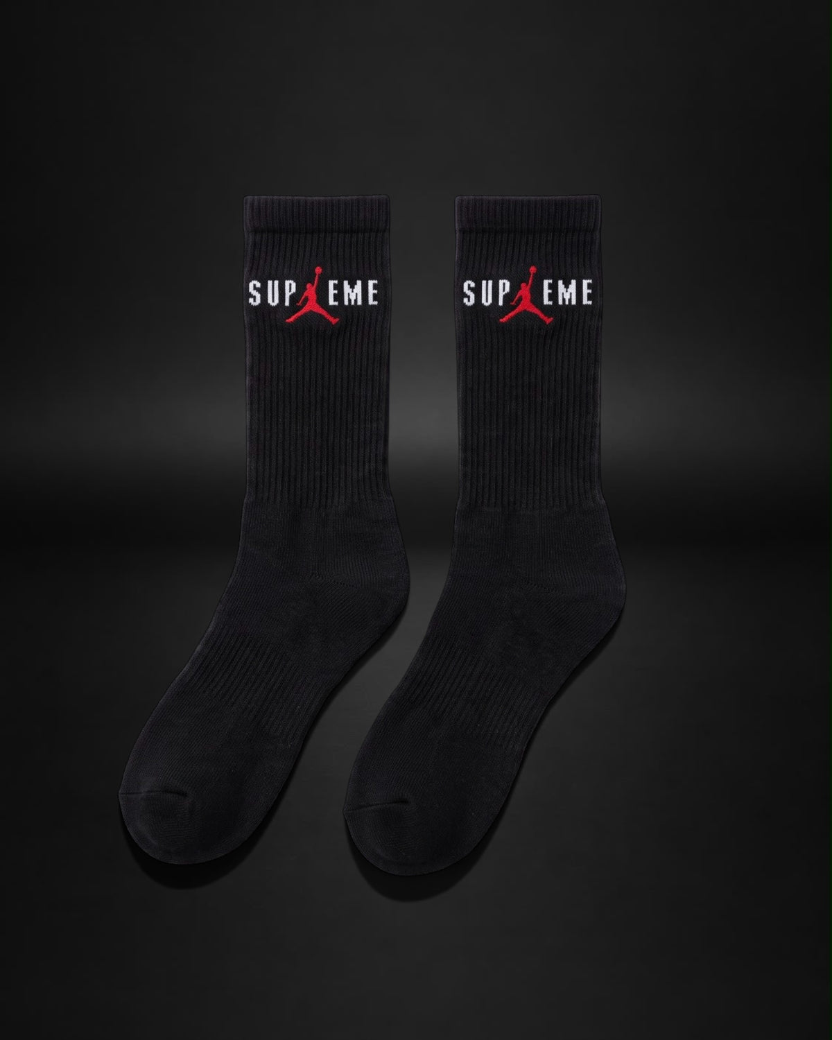 Calcetines deportivos Saint Krew de caña alta en color negro con bordado rojo y blanco y tejido de algodón acanalado