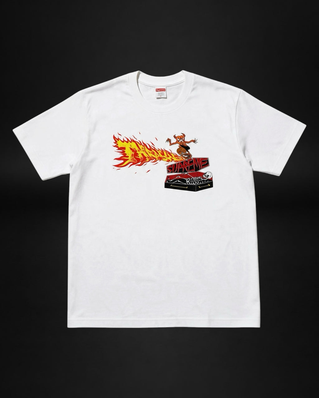 Camiseta blanca de algodón Saint Krew con estampado gráfico de estilo skate y diseño de llamas en el pecho