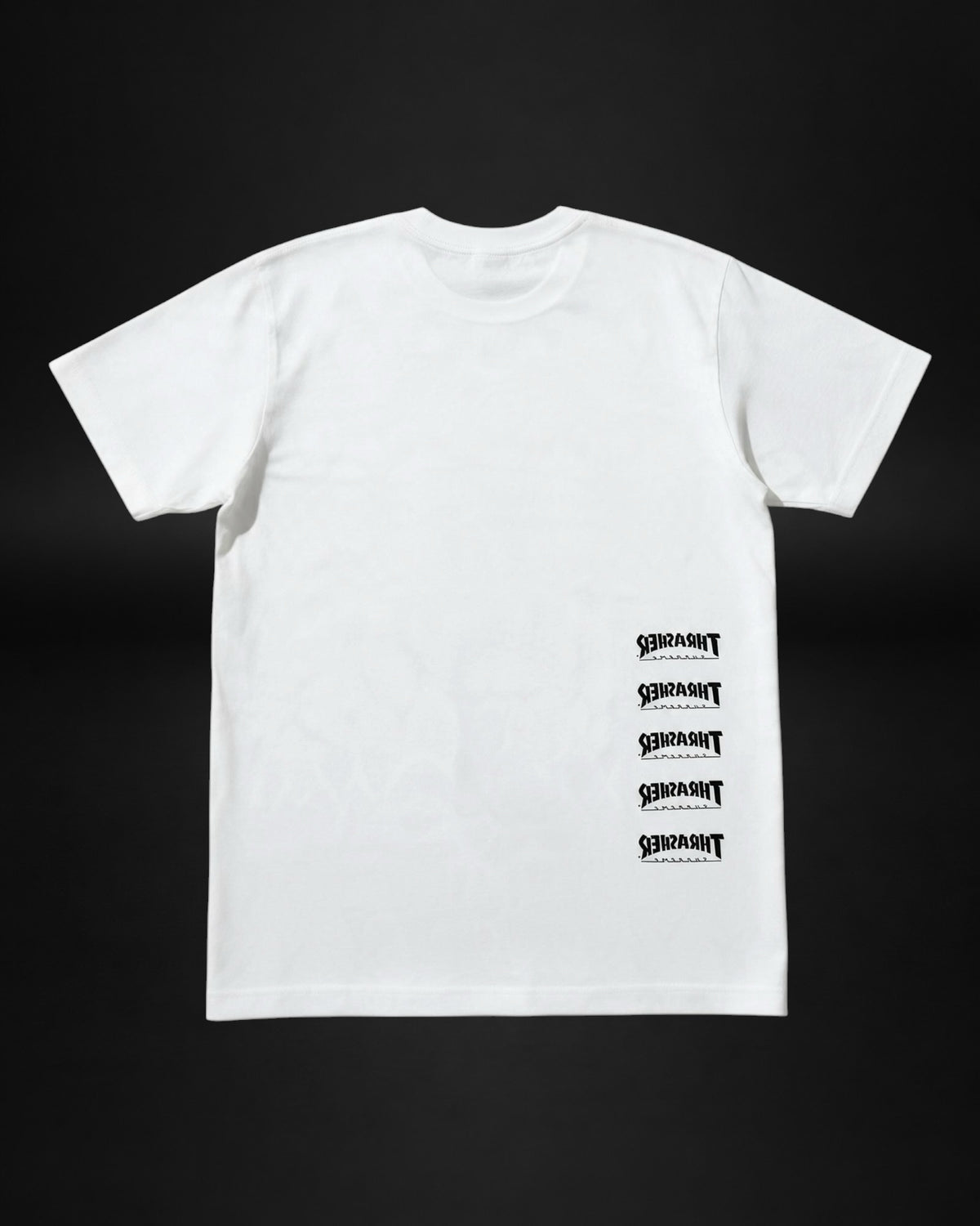Camiseta blanca de algodón Saint Krew con estampado gráfico de logotipos invertidos en el lateral derecho
