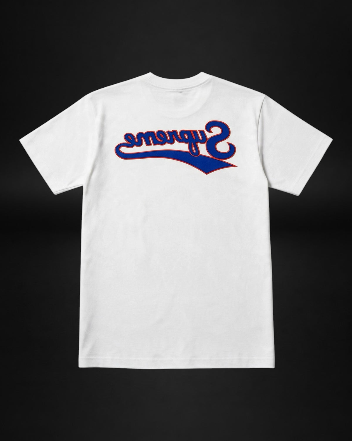 Camiseta blanca de algodón Saint Krew con gráfico deportivo en azul y rojo en la espalda