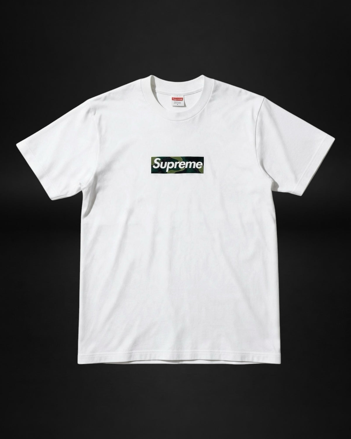 Camiseta blanca de algodón Saint Krew con logo Supreme Box en patrón de camuflaje en el pecho