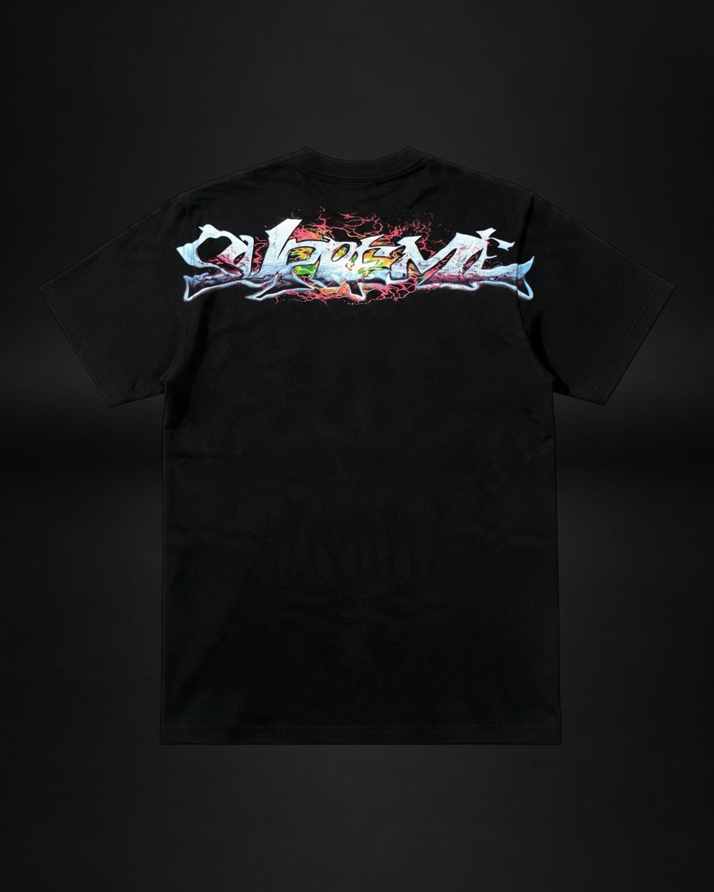 Camiseta negra de algodón Saint Krew con estampado gráfico estilo graffiti vibrante en la parte trasera