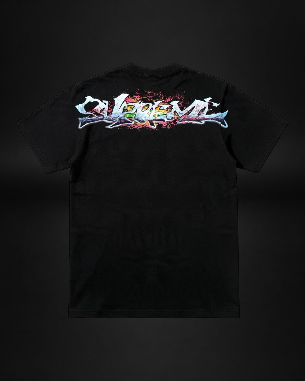 Camiseta negra de algodón Saint Krew con estampado gráfico estilo graffiti vibrante en la parte trasera
