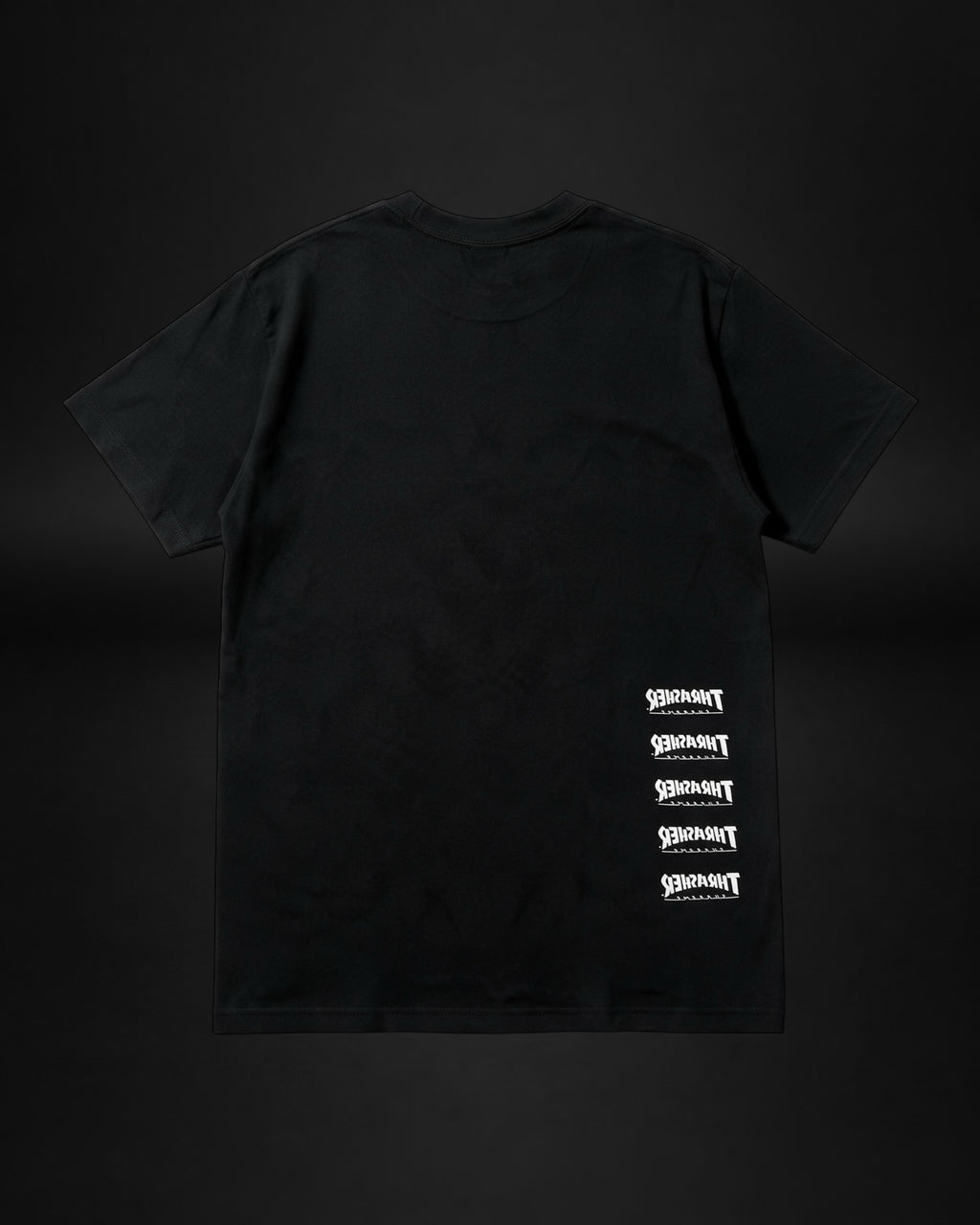 Camiseta negra de algodón Saint Krew con logotipos apilados de Supreme y Thrasher en la parte posterior