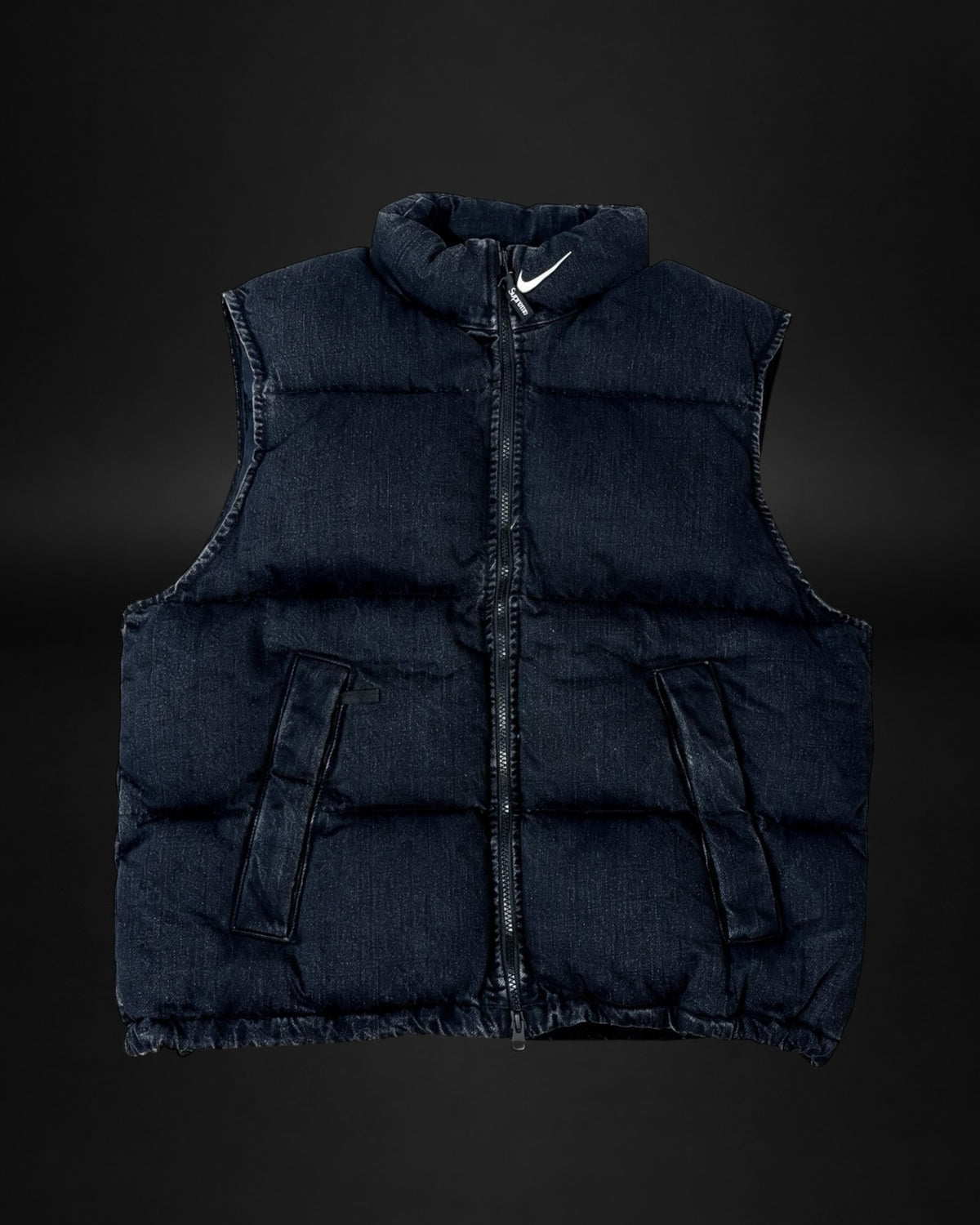 Chaleco acolchado Saint Krew de mezclilla azul oscuro con cierre de cremallera y logotipos bordados