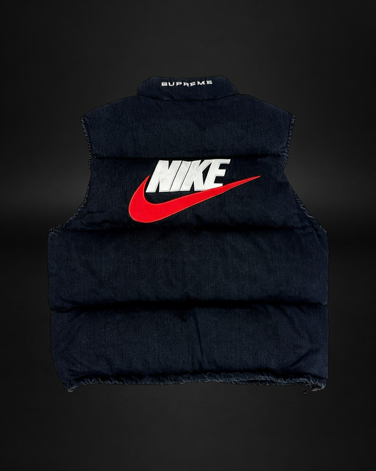 Chaleco acolchado de mezclilla Saint Krew Supreme Nike en color azul oscuro con logotipos bordados en la espalda