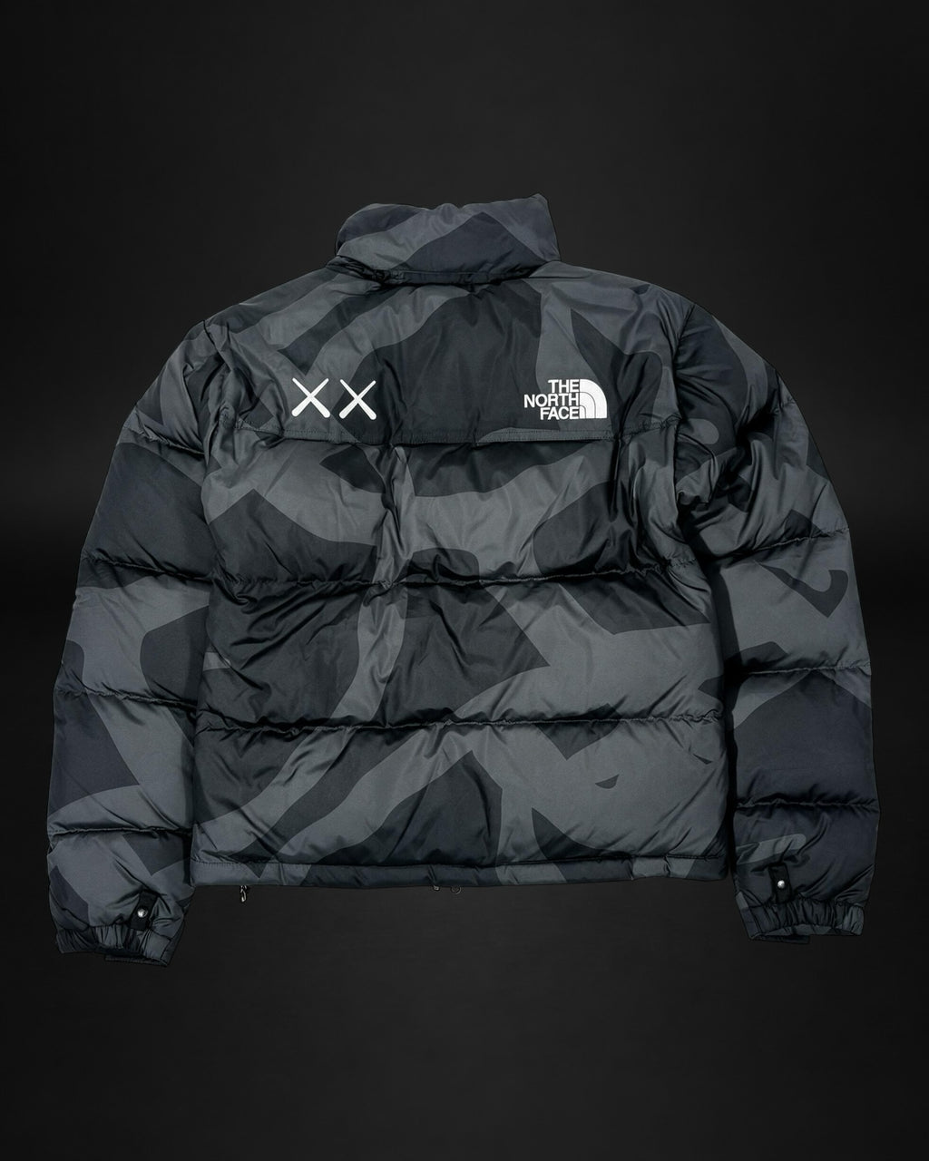 Chaqueta acolchada Saint Krew x The North Face x KAWS con estampado de camuflaje gris y negro y logos bordados
