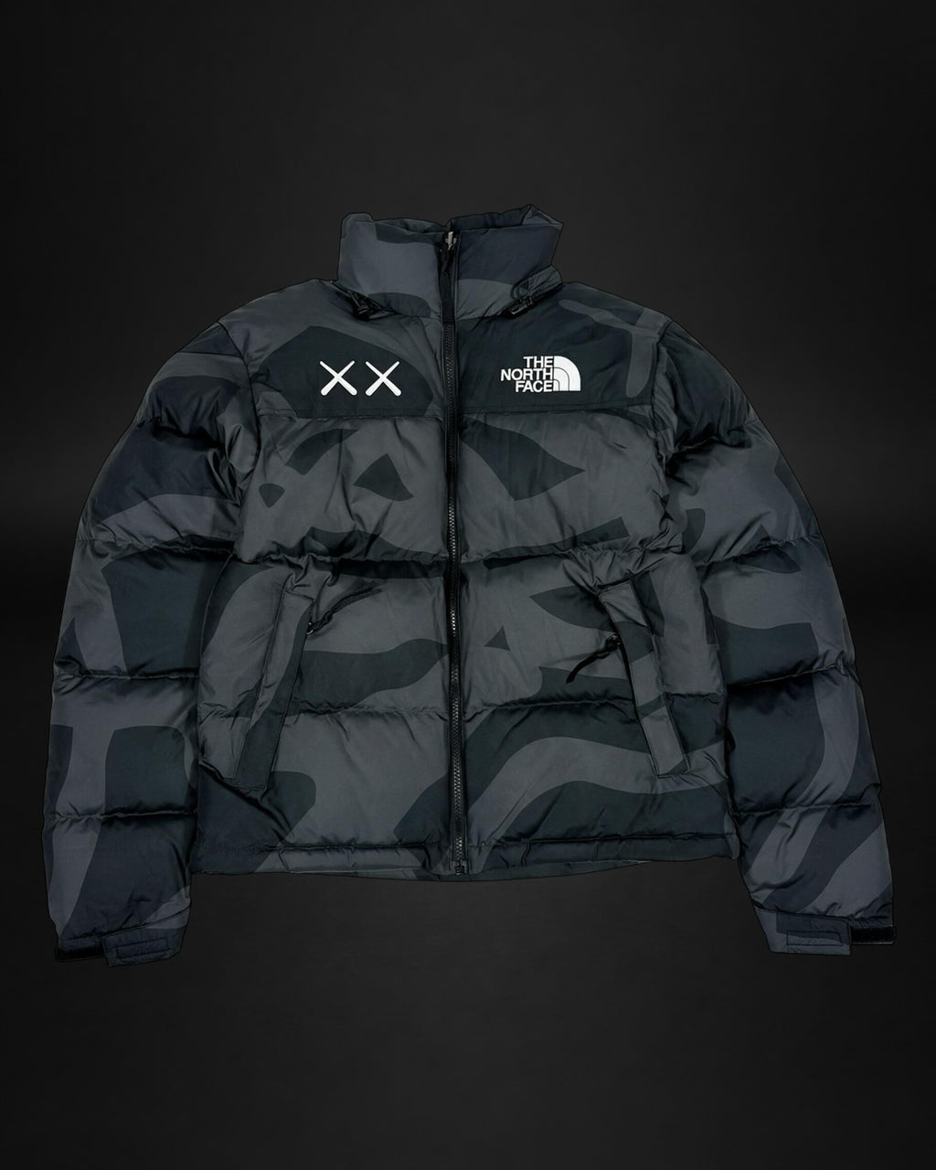 Chaqueta acolchada Saint Krew x The North Face x KAWS con estampado de camuflaje gris y negro y logos bordados