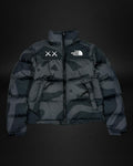 Chaqueta acolchada Saint Krew x The North Face x KAWS con estampado de camuflaje gris y negro y logos bordados