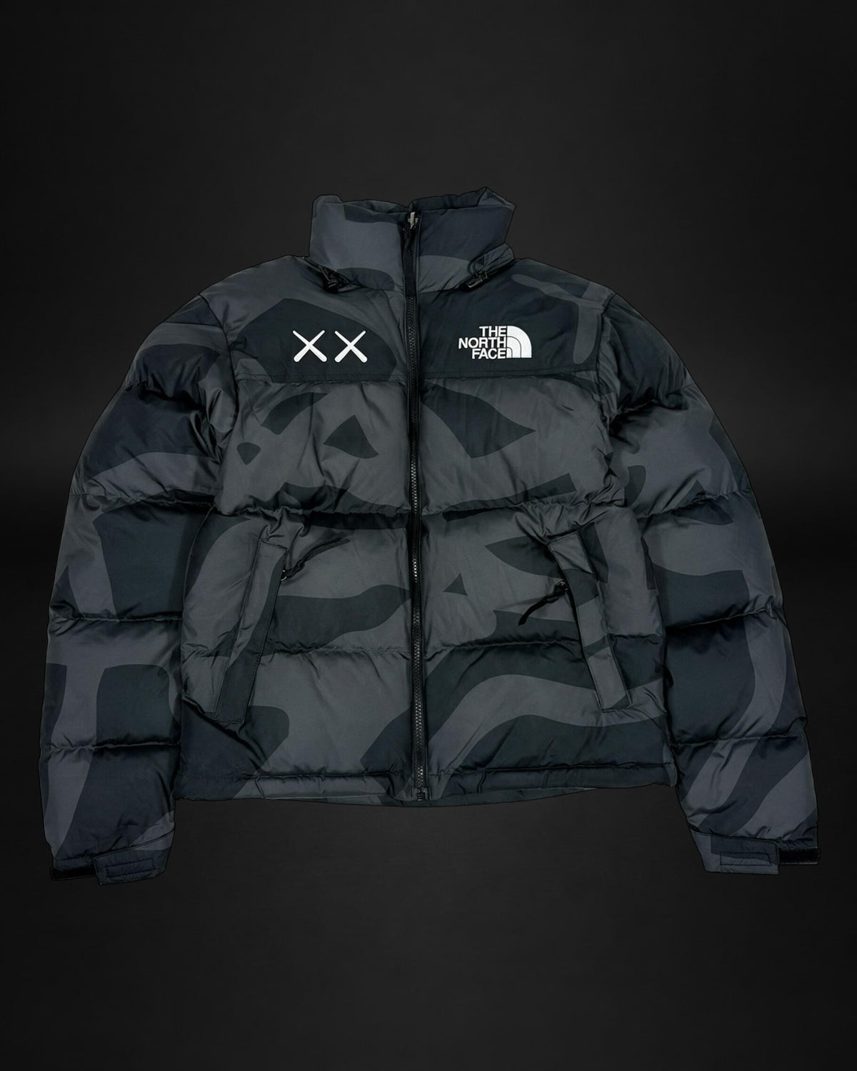 Chaqueta acolchada Saint Krew x The North Face x KAWS con estampado de camuflaje gris y negro y logos bordados