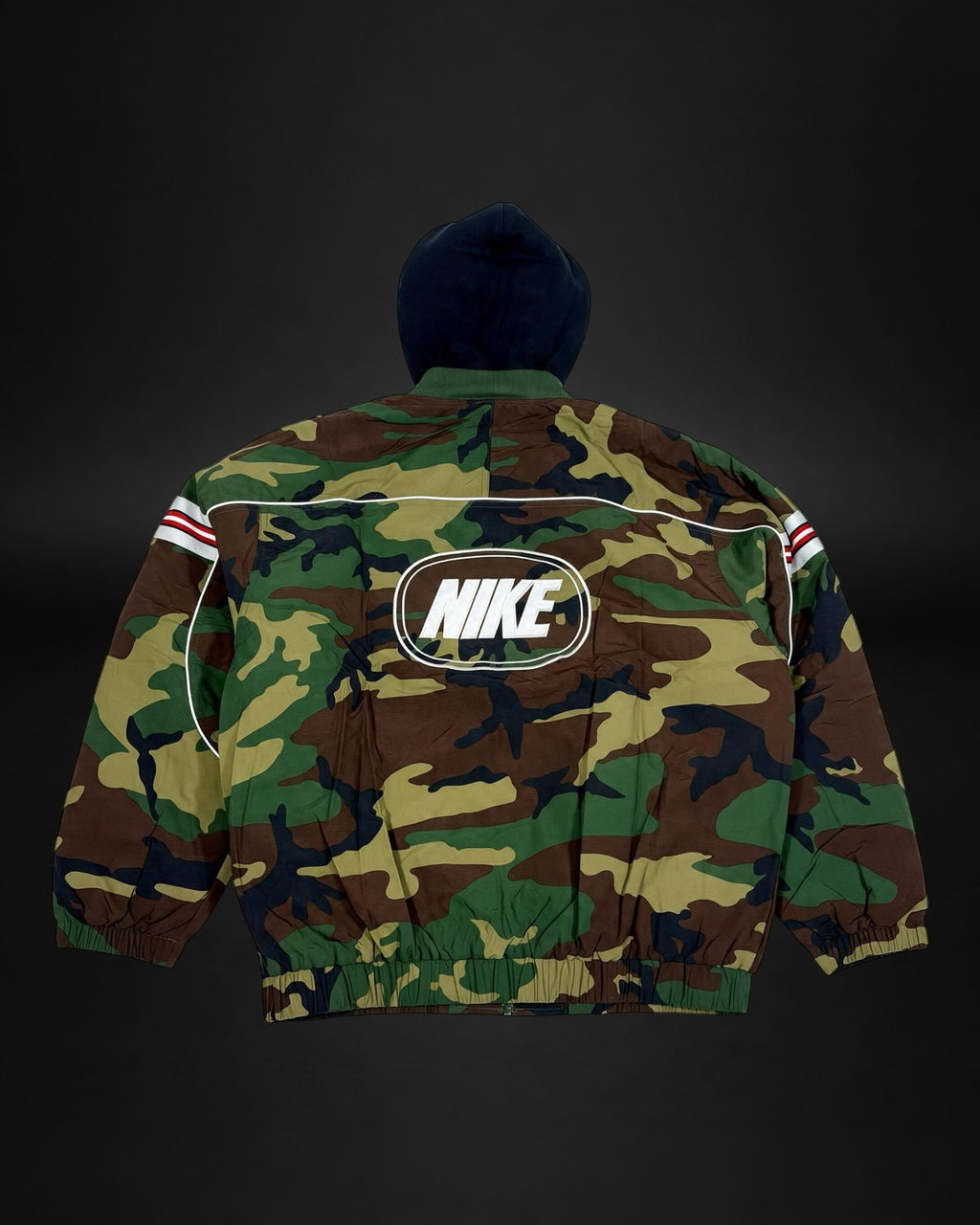 Chaqueta cortavientos Saint Krew con estampado de camuflaje, capucha negra y logotipo Nike en la espalda