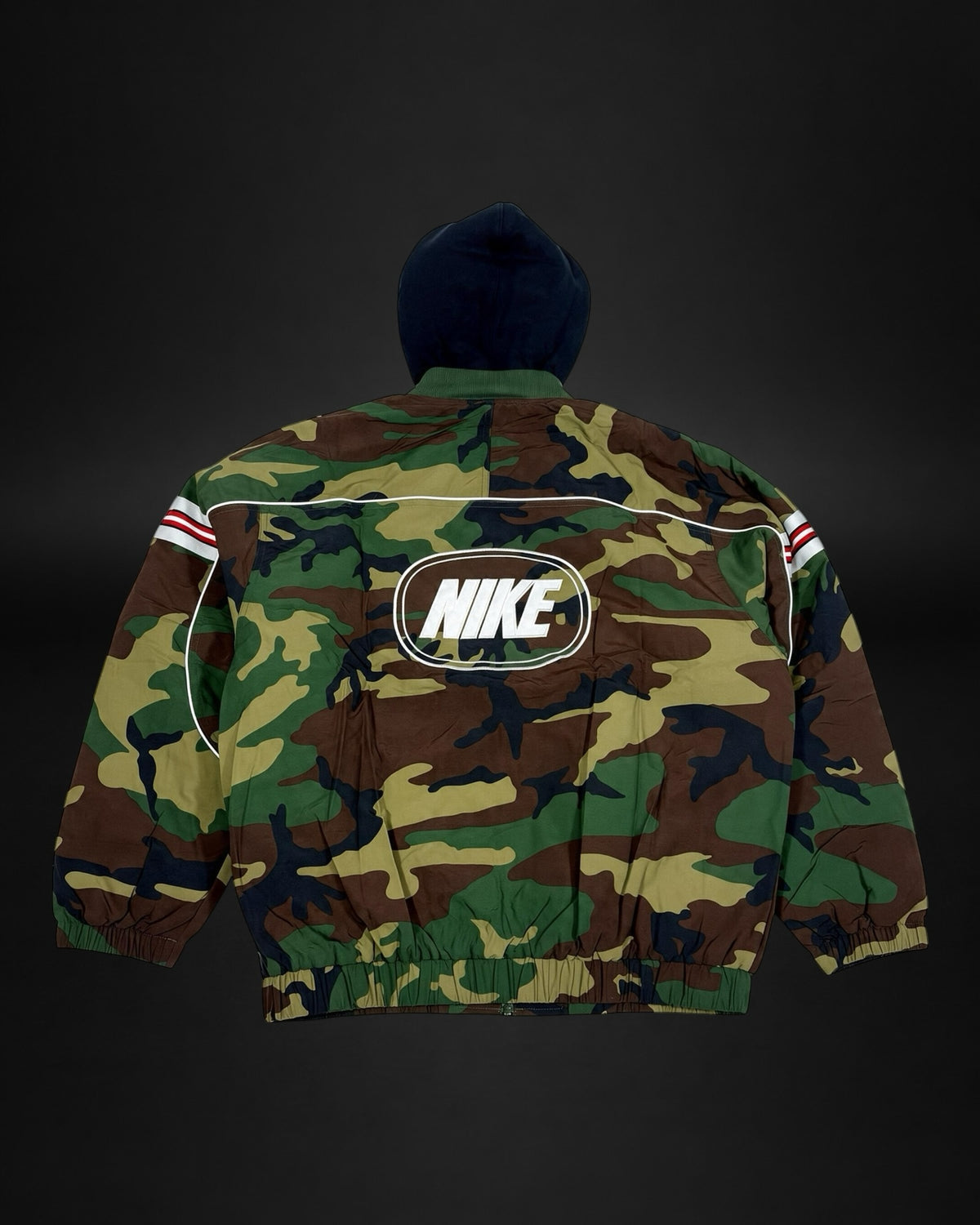 Chaqueta cortavientos Saint Krew con estampado de camuflaje, capucha negra y logotipo Nike en la espalda