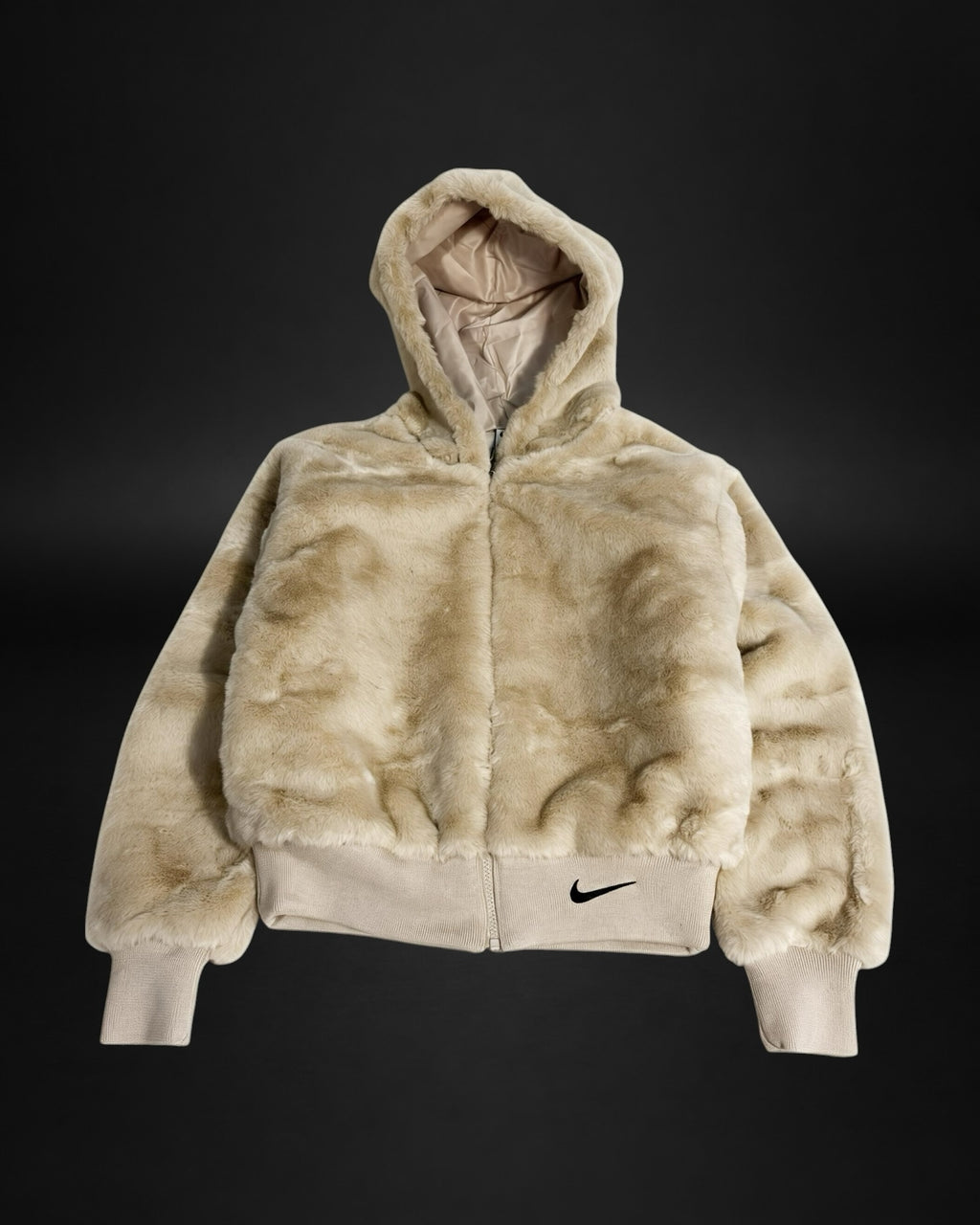 Chaqueta Saint Krew de piel sintética beige con capucha, cierre frontal y logo Nike negro en el bajo acanalado.