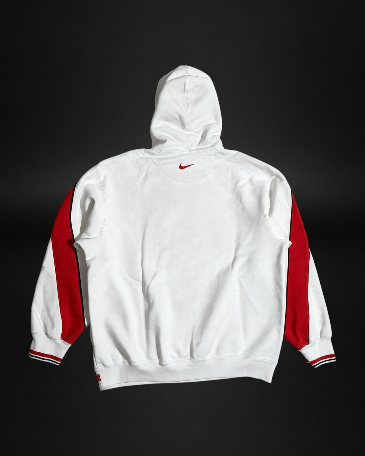 Sudadera con capucha Saint Krew Nike blanca con paneles rojos en las mangas y logotipo bordado en la espalda