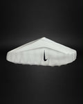 Sandalias Saint Krew Nike Calm Mule blancas de diseño ergonómico con logo lateral y perforaciones de ventilación