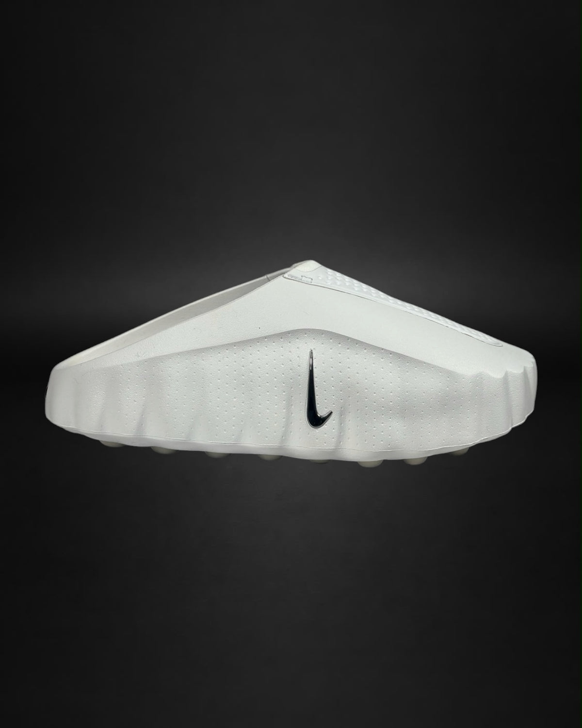 Sandalias Saint Krew Nike Calm Mule blancas de diseño ergonómico con logo lateral y perforaciones de ventilación