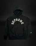 Sudadera con capucha Saint Krew Supreme Champion negra con logo arqueado blanco en el pecho y parche en la manga