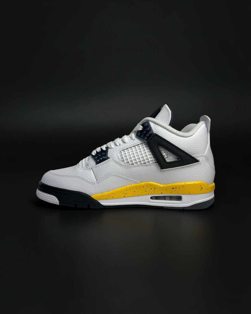 Zapatillas de baloncesto Saint Krew de corte alto en cuero blanco con detalles en azul marino y suela amarilla moteada