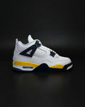 Zapatillas de baloncesto Saint Krew blancas de cuero con detalles en azul marino y amarillo moteado, corte alto.