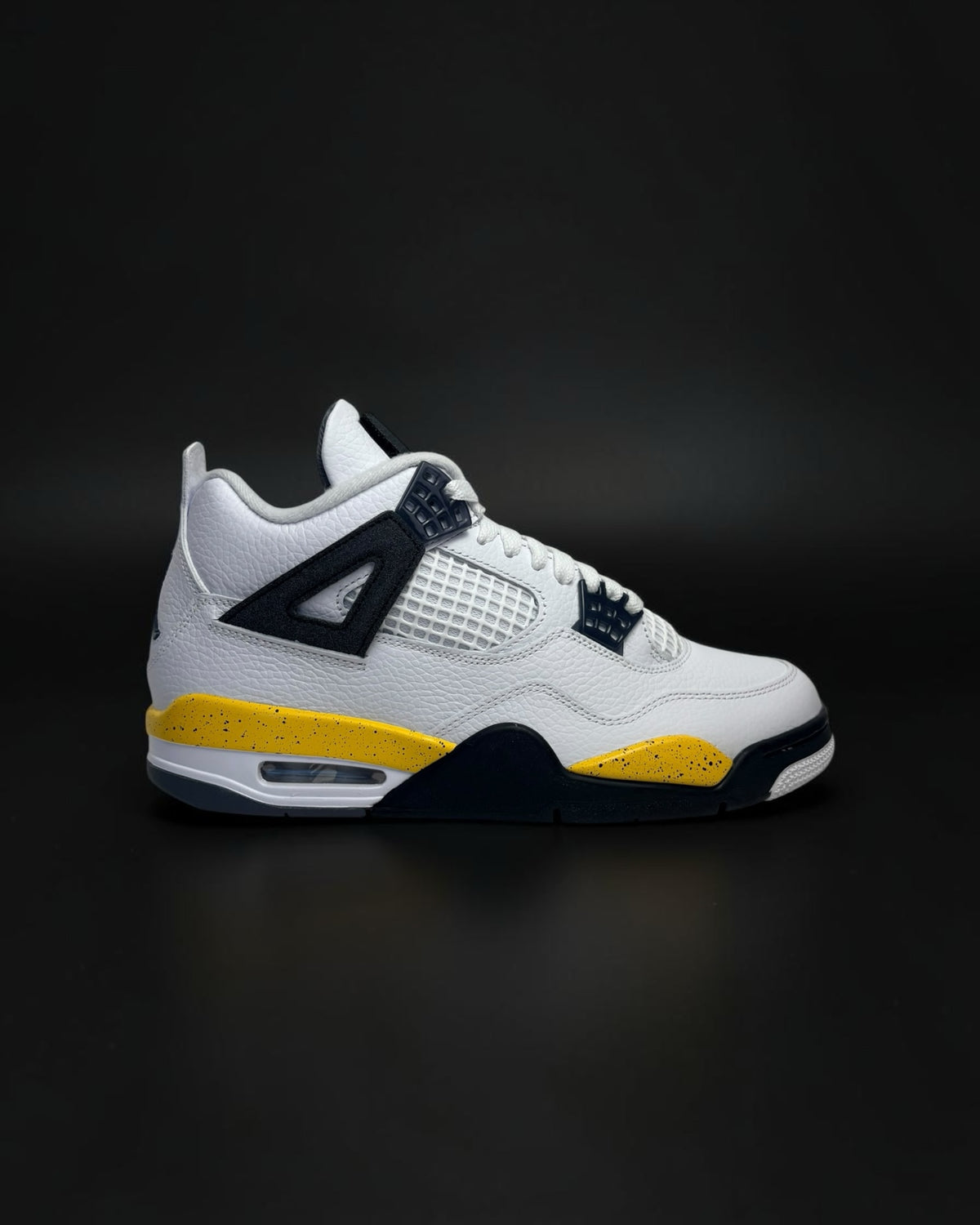 Zapatillas de baloncesto Saint Krew blancas de cuero con detalles en azul marino y amarillo moteado, corte alto.