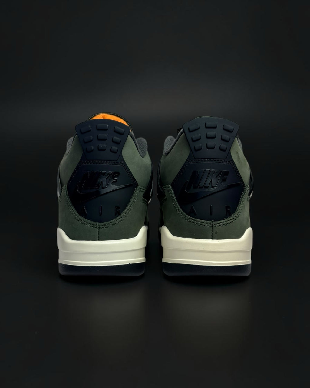Zapatillas de corte alto Saint Krew en nobuk verde oliva con detalles negros y entresuela crema, vista trasera.