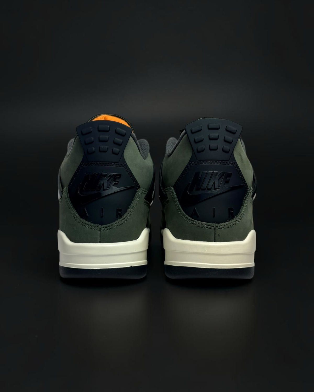 Zapatillas de corte alto Saint Krew en nobuk verde oliva con detalles negros y entresuela crema, vista trasera.