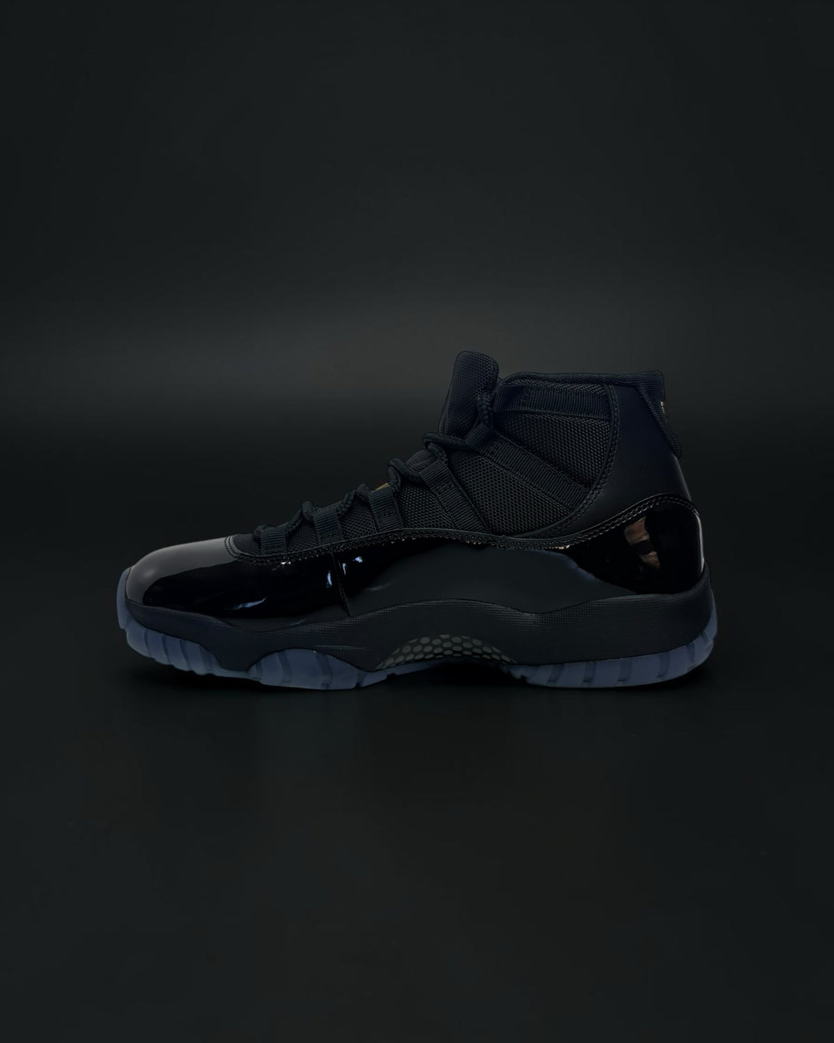Zapatillas Saint Krew Jordan Retro de corte alto en negro con charol brillante, malla técnica y suela translúcida.