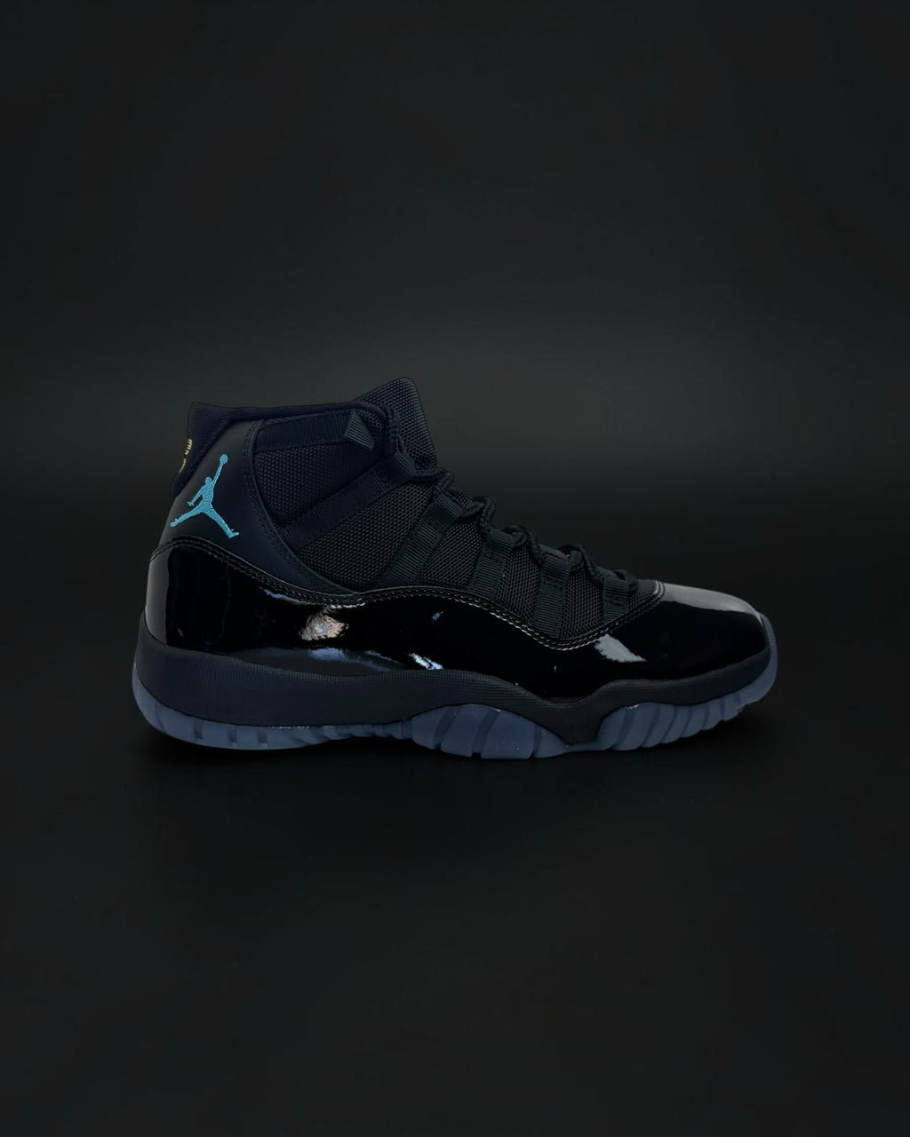 Zapatillas Saint Krew Jordan Retro de corte alto en negro con charol, logotipo Jumpman azul y suela translúcida