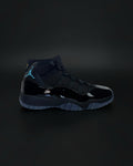 Zapatillas Saint Krew Jordan Retro de corte alto en negro con charol, logotipo Jumpman azul y suela translúcida