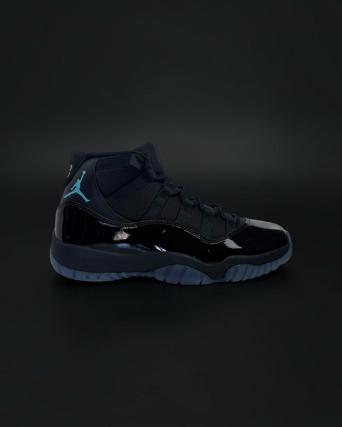 Zapatillas Saint Krew Jordan Retro de corte alto en negro con charol, logotipo Jumpman azul y suela translúcida