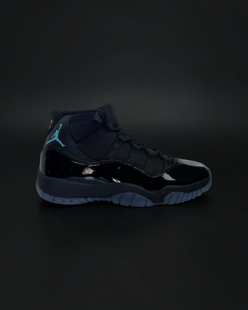 Zapatillas Saint Krew Jordan Retro de corte alto en negro con charol, logotipo Jumpman azul y suela translúcida