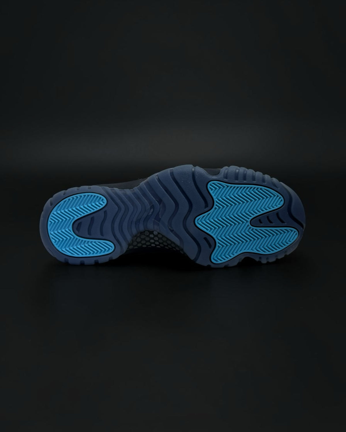 Suela de goma translúcida azul de zapatillas Saint Krew Jordan Retro con patrón de tracción en espiga