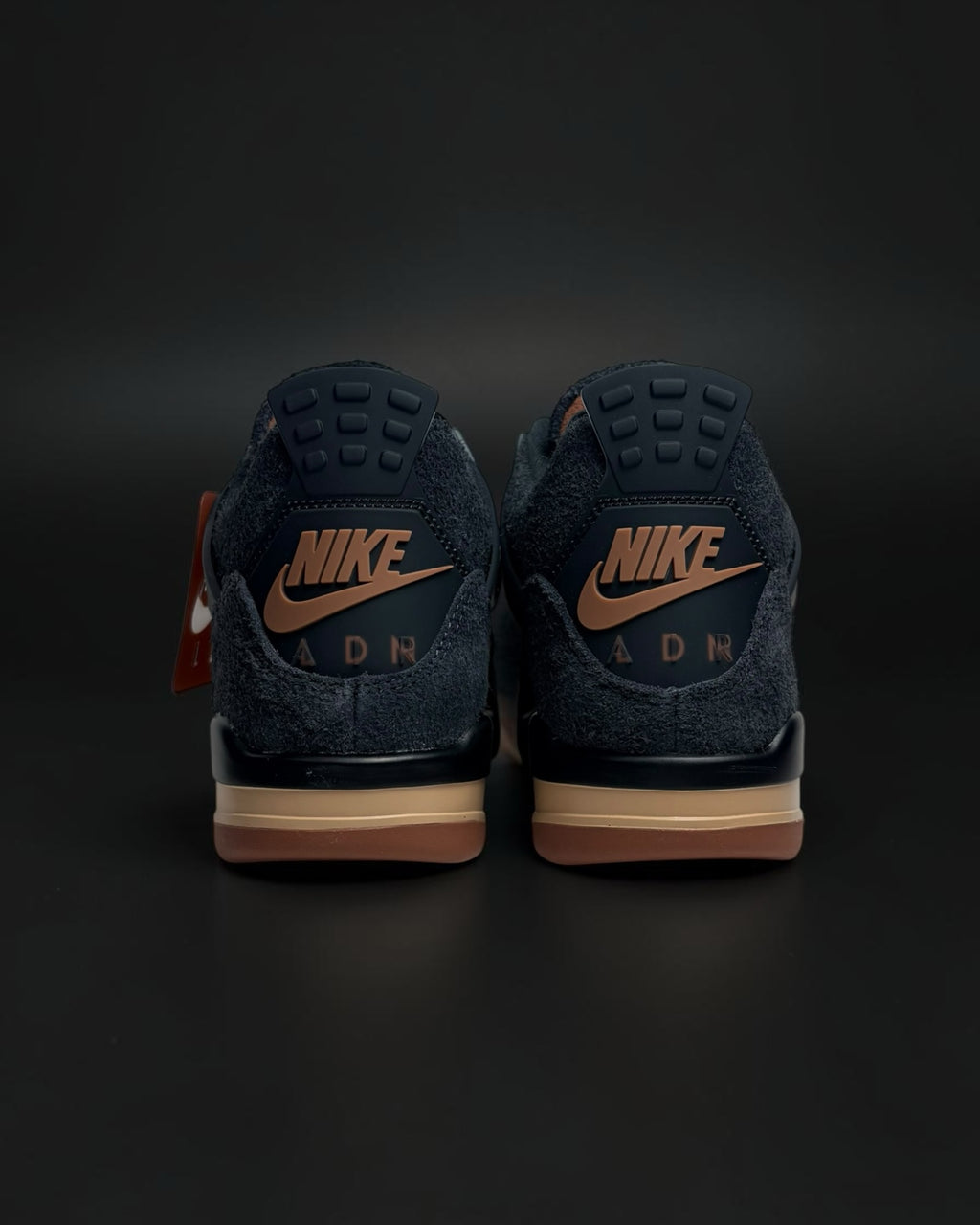 Vista trasera de zapatillas Saint Krew Nike de ante azul marino con detalles en tonos tierra y suela de goma técnica