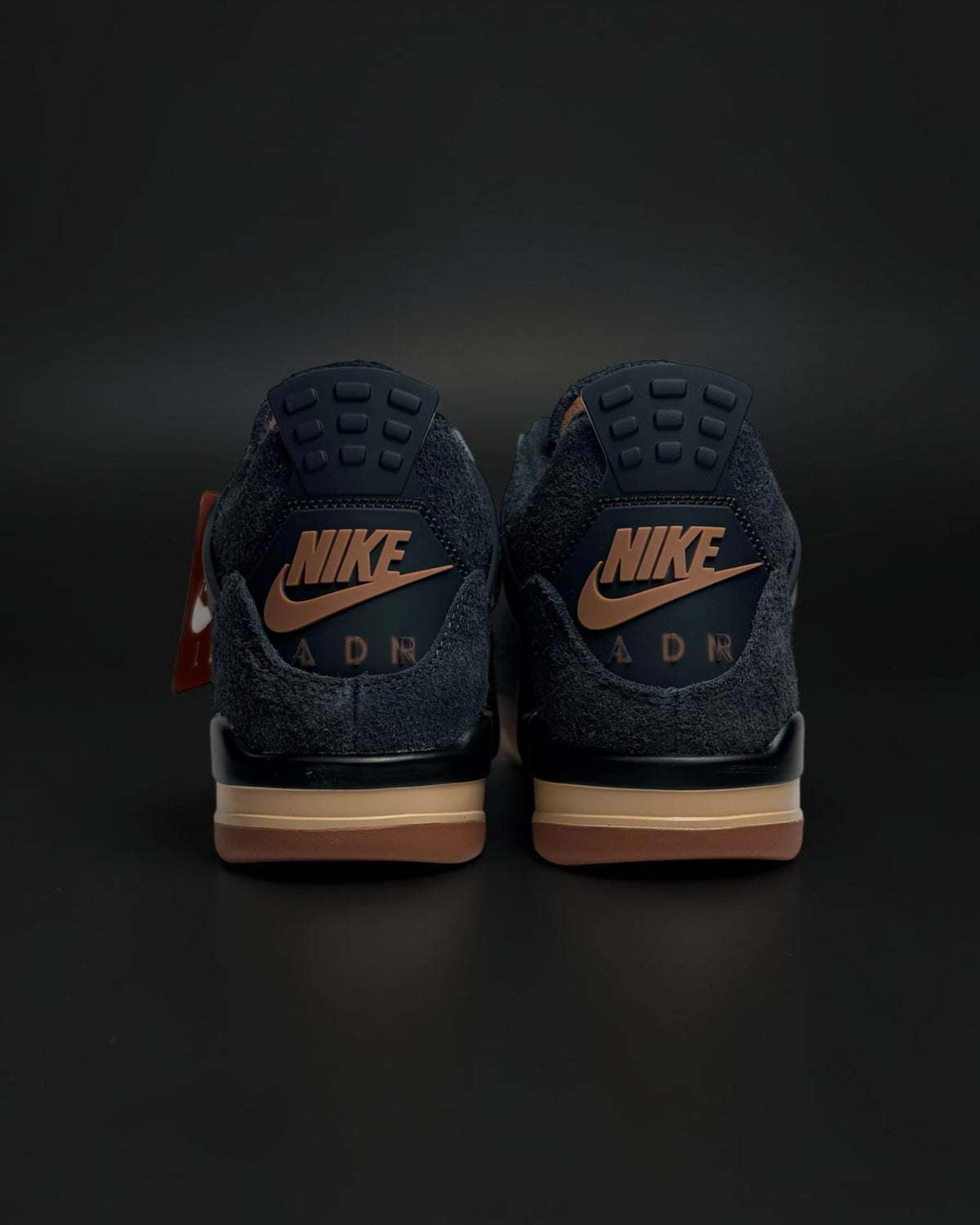 Vista trasera de zapatillas Saint Krew Nike de ante azul marino con detalles en tonos tierra y suela de goma técnica