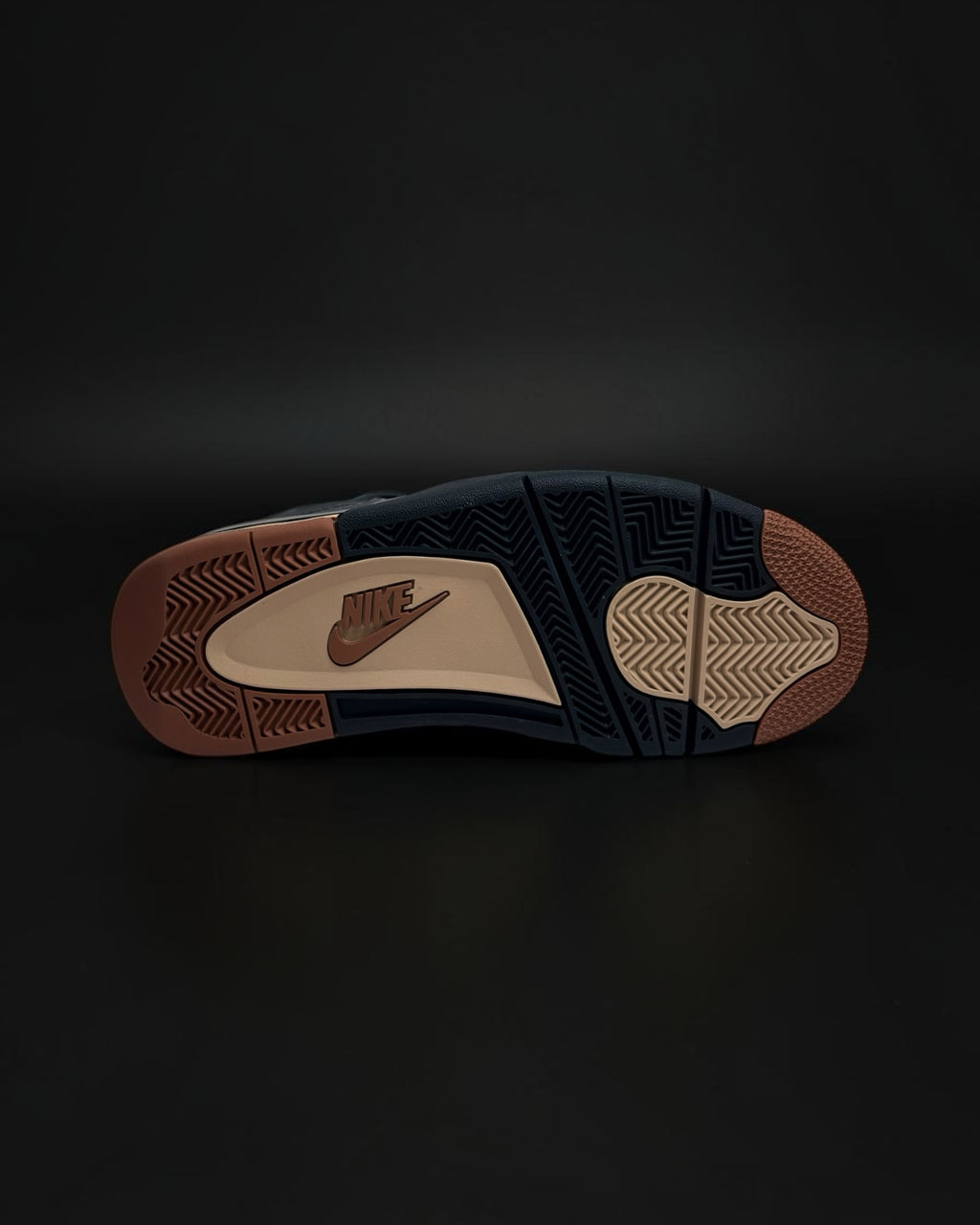 Suela de goma técnica de zapatillas Saint Krew Nike en azul marino y tonos tierra con patrón de tracción