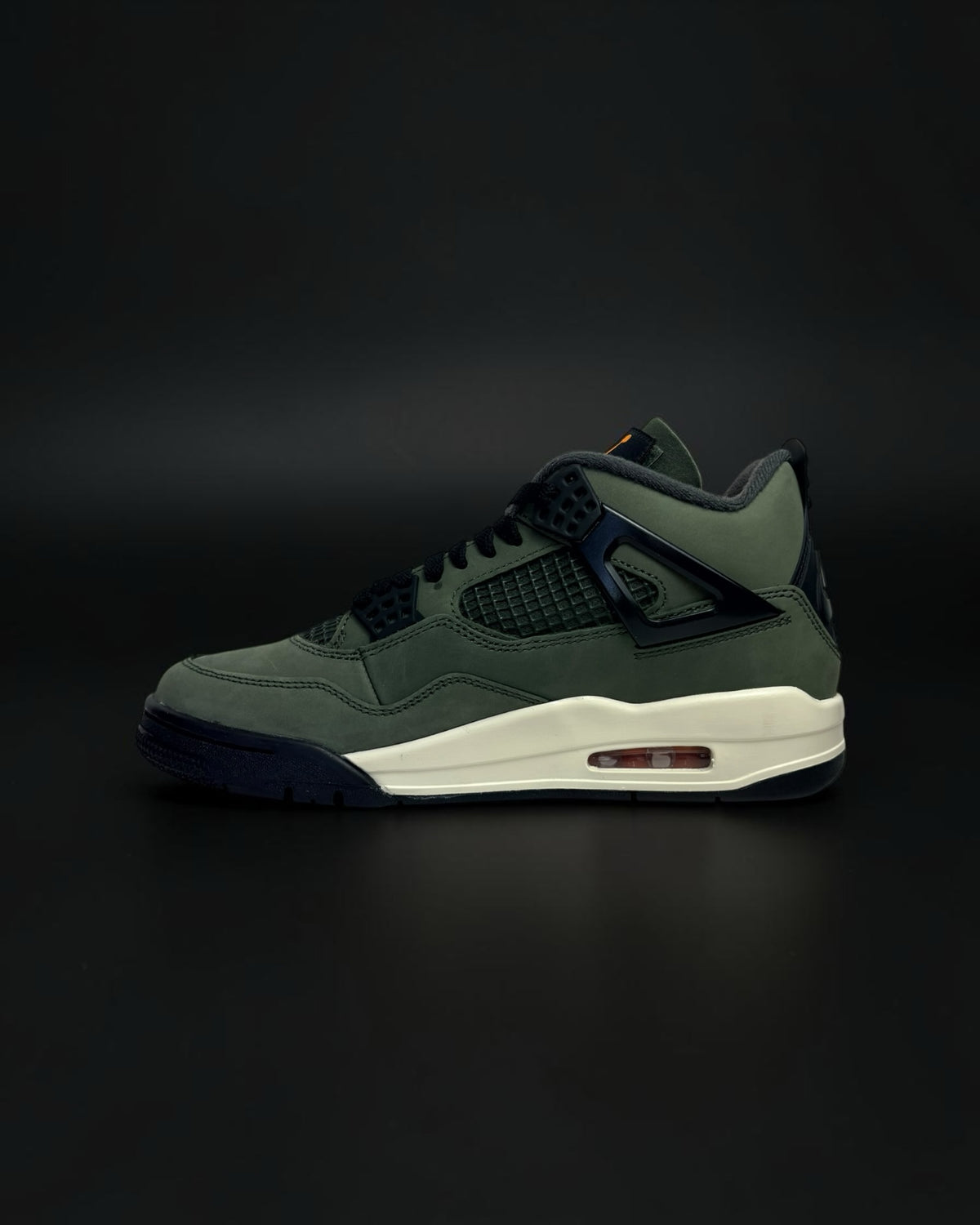 Zapatillas Saint Krew de corte alto en nobuk verde oliva con detalles negros y entresuela crema estilo streetwear